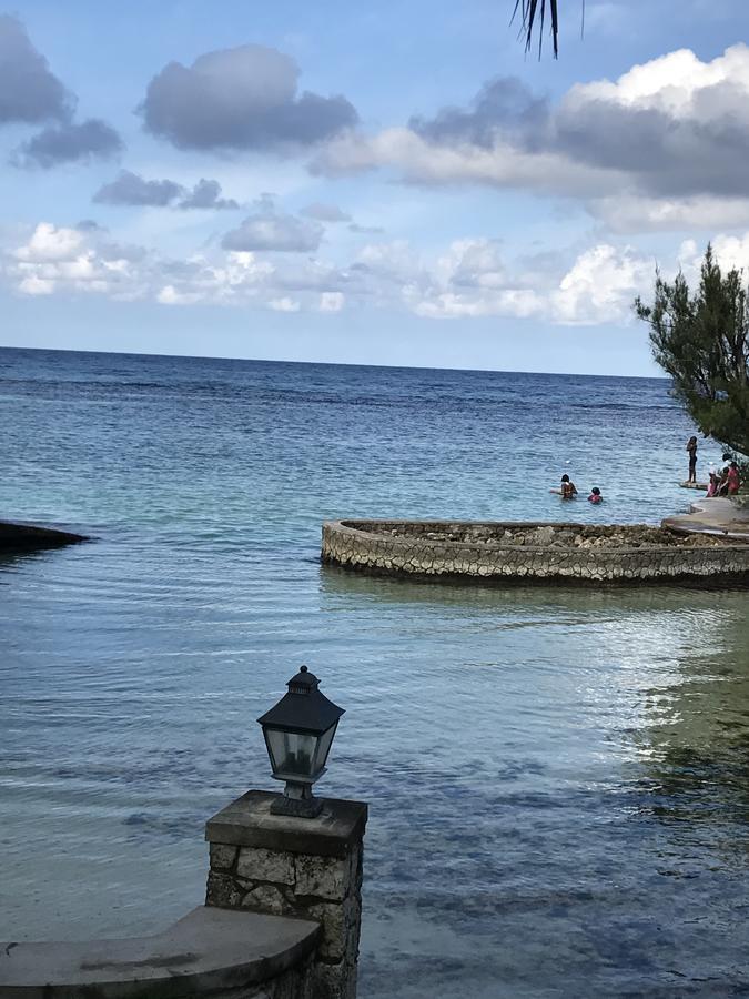Alexanders Penthouse On The Beach Ocho Rios Exterior photo